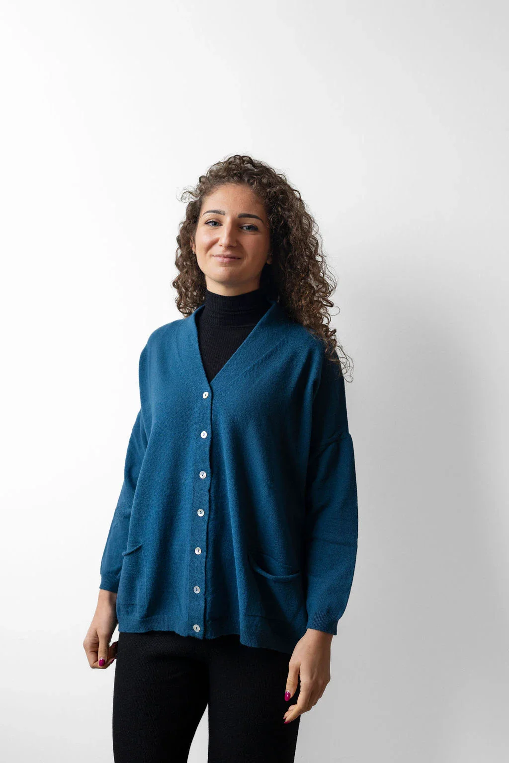 Cardigan donna oversize in lana e cashmere con bottoni - Image 3