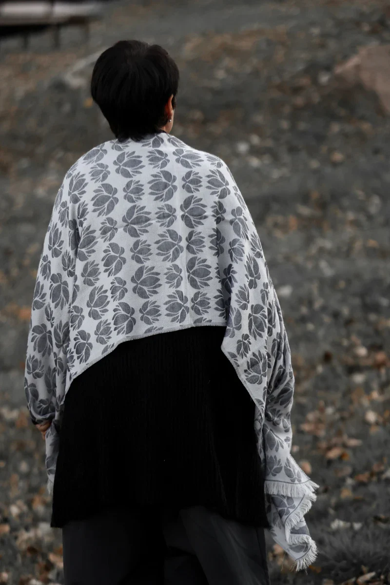 Foulard carré Dea Dharani con fiore di loto